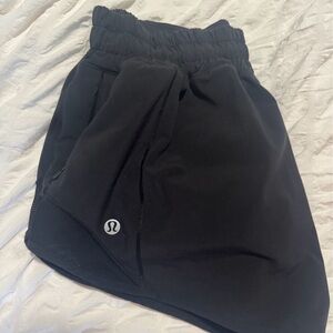 lululemon 2.5” hotty hot shorts
